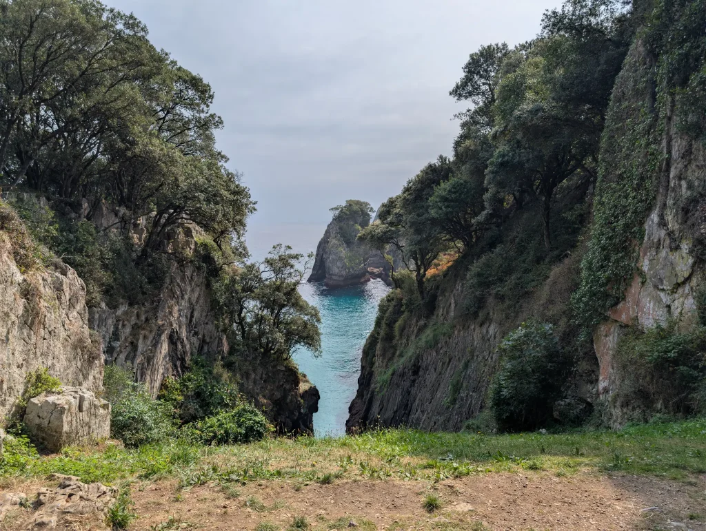 Sharp drop down to the sea